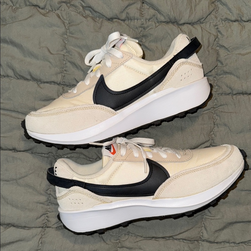 Nike WOMENS WAFFLE DEBUT SNEAKER size 9 LIKE NEW CONDITION
